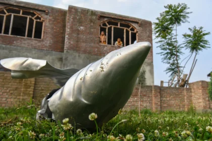 Pakistan has claimed that its military shot down five Indian fighter jets