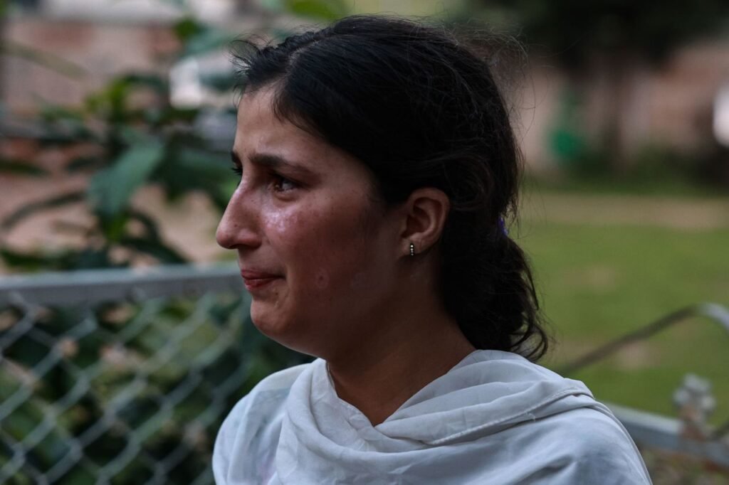 Pakistani girl crying after ind slams pak